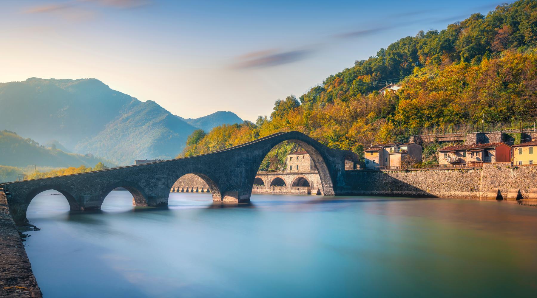 fotografia di un ponte del diavolo